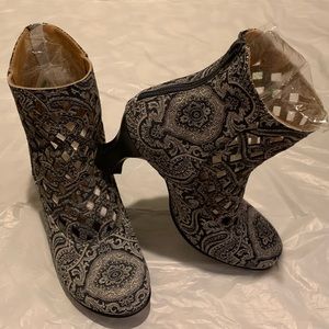 BRAND NEW John Fluevog Baroque Murillo Diamond Perforated Boot paisley 7.5